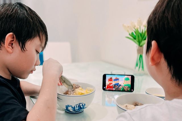 Ép trẻ ăn làm rối loạn tiêu hóa và hành vi ăn uống